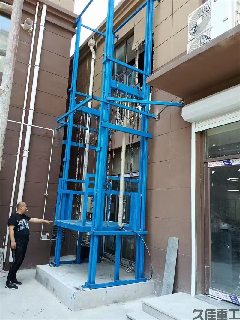 导轨式升降货梯(图8) 导轨式升降货梯(图8)