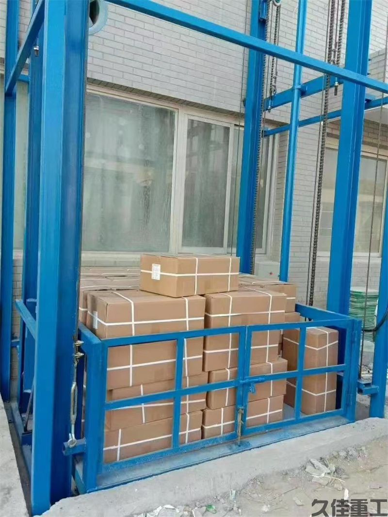 导轨式升降货梯(图10) 导轨式升降货梯(图10)