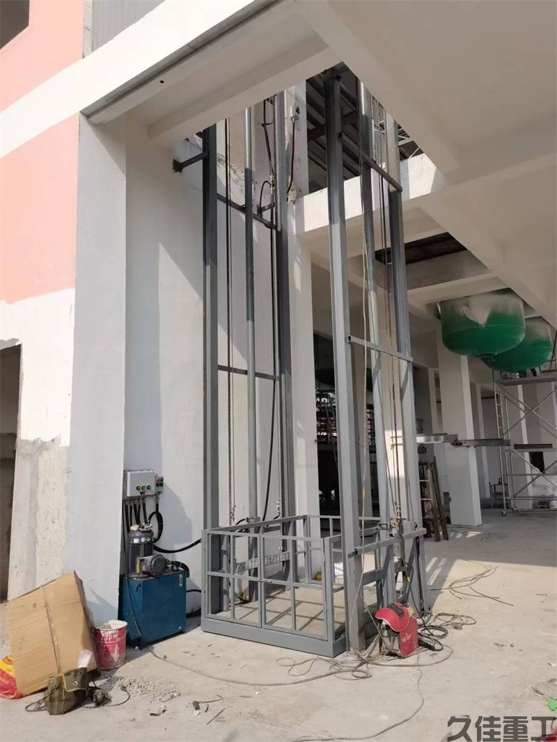 导轨式升降货梯(图13) 导轨式升降货梯(图13)