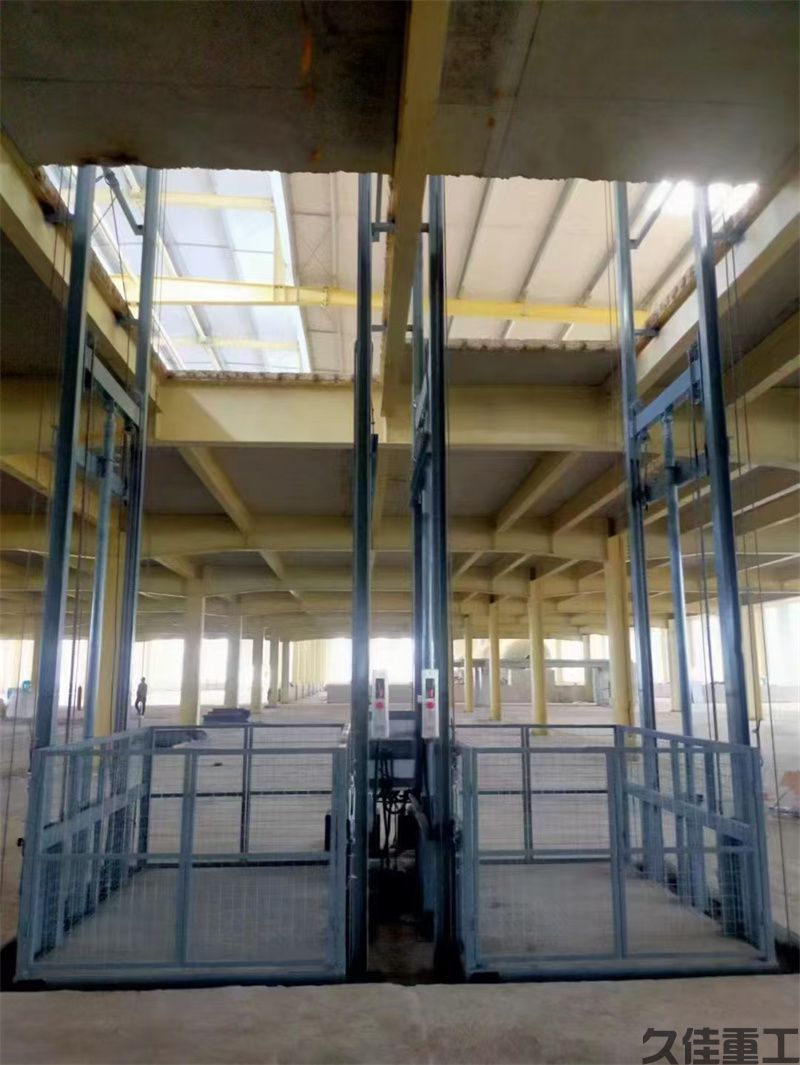 导轨式升降货梯(图16) 导轨式升降货梯(图16)