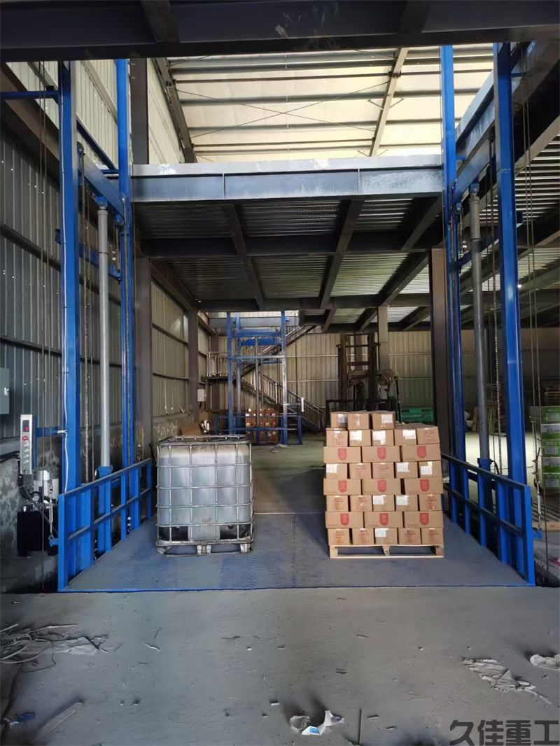 导轨式升降货梯(图18) 导轨式升降货梯(图18)