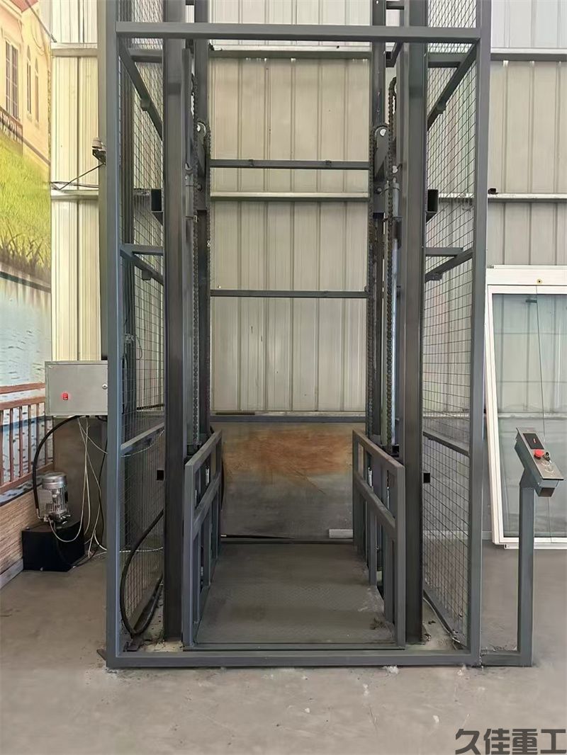 导轨式升降货梯(图17) 导轨式升降货梯(图17)