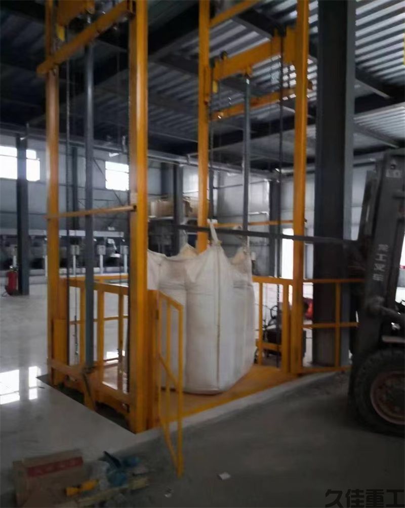 导轨式升降货梯(图20) 导轨式升降货梯(图20)