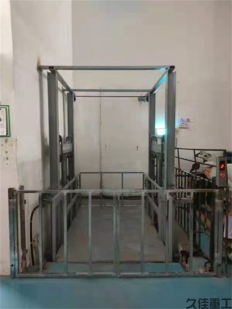 导轨式升降货梯(图23) 导轨式升降货梯(图23)