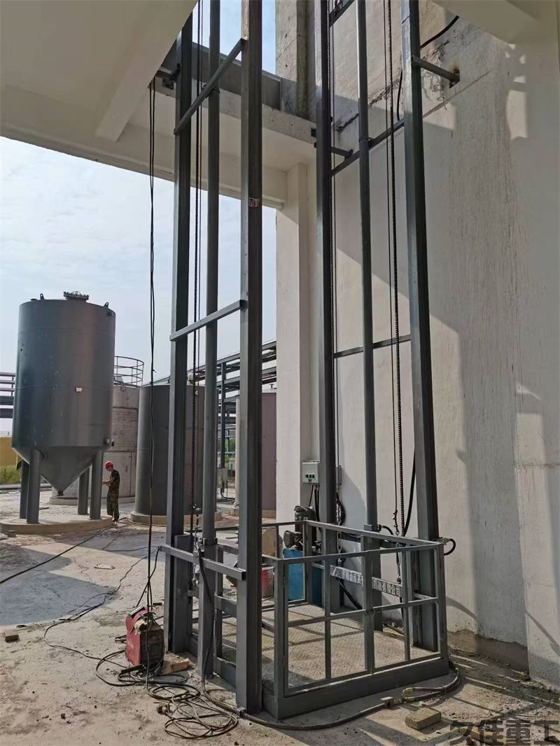 导轨式升降货梯(图24) 导轨式升降货梯(图24)