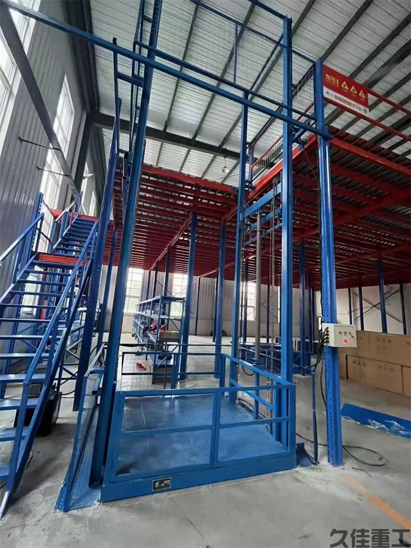 导轨式升降货梯(图26) 导轨式升降货梯(图26)