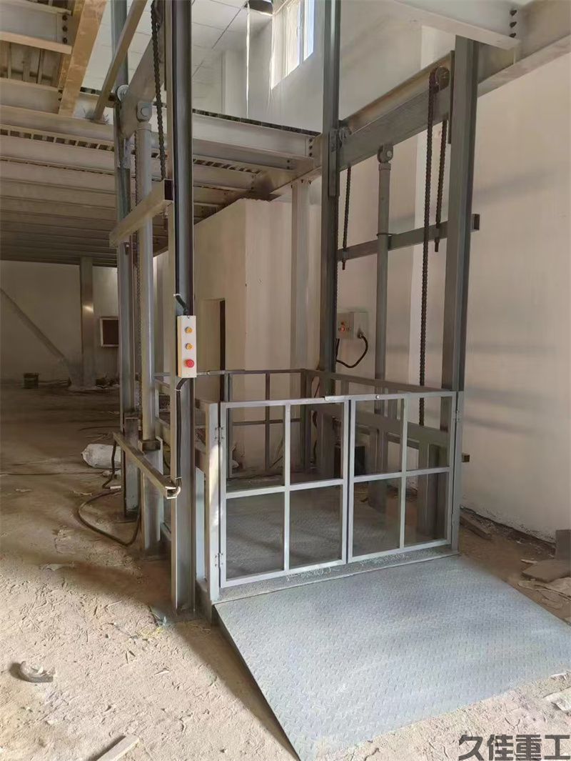 导轨式升降货梯(图27) 导轨式升降货梯(图27)